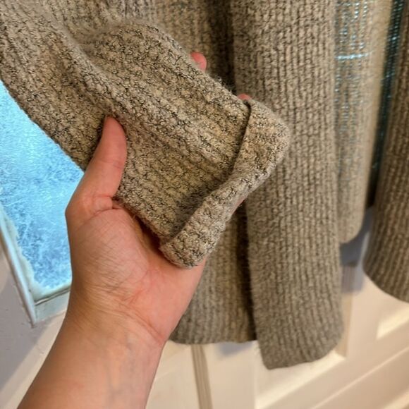 Love Change Italy Women’s Long Soft Gray Fuzzy Cardigan Sweater Size M - Picture 2 of 6